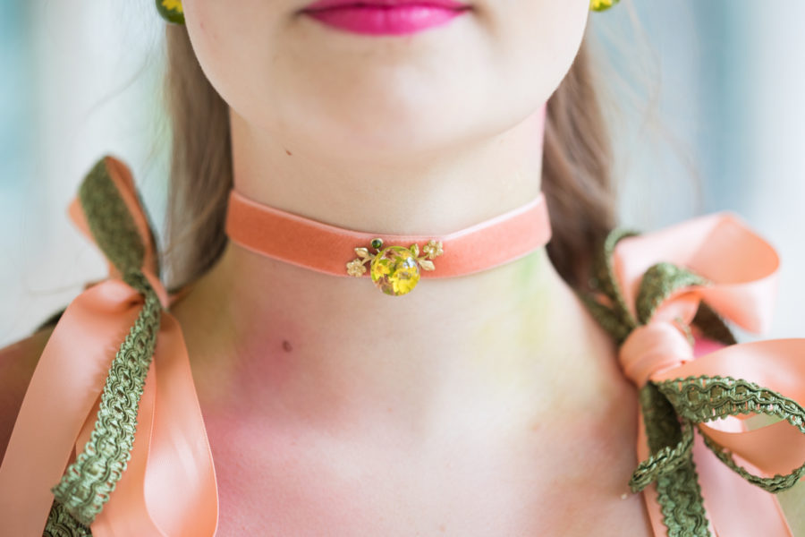 choker collier ras de cou femme accessoire laiton plaqué or fleurs séchées résine mode