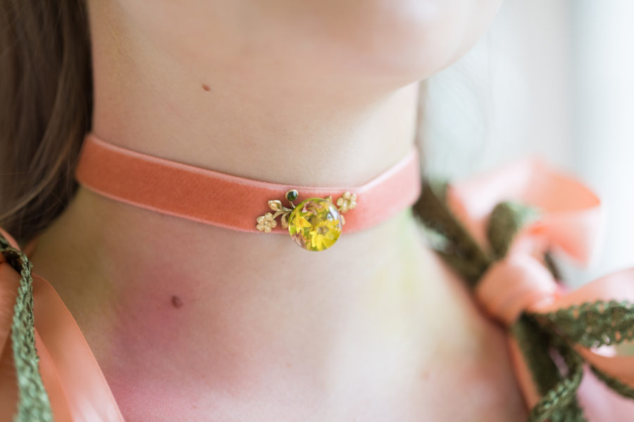 choker collier ras de cou femme accessoire laiton plaqué or fleurs séchées résine mode